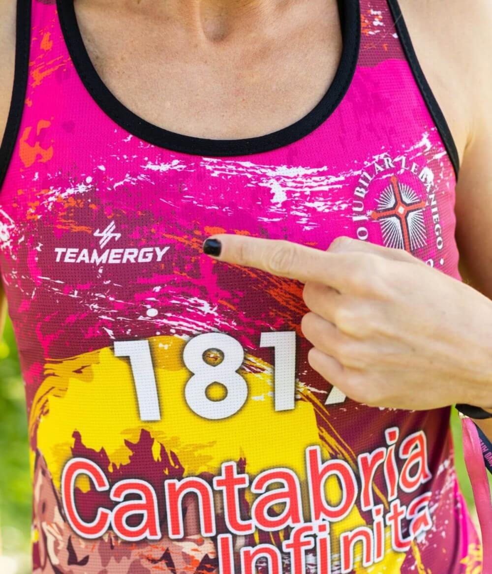 embajadora de OCR con camiseta tirantes custom