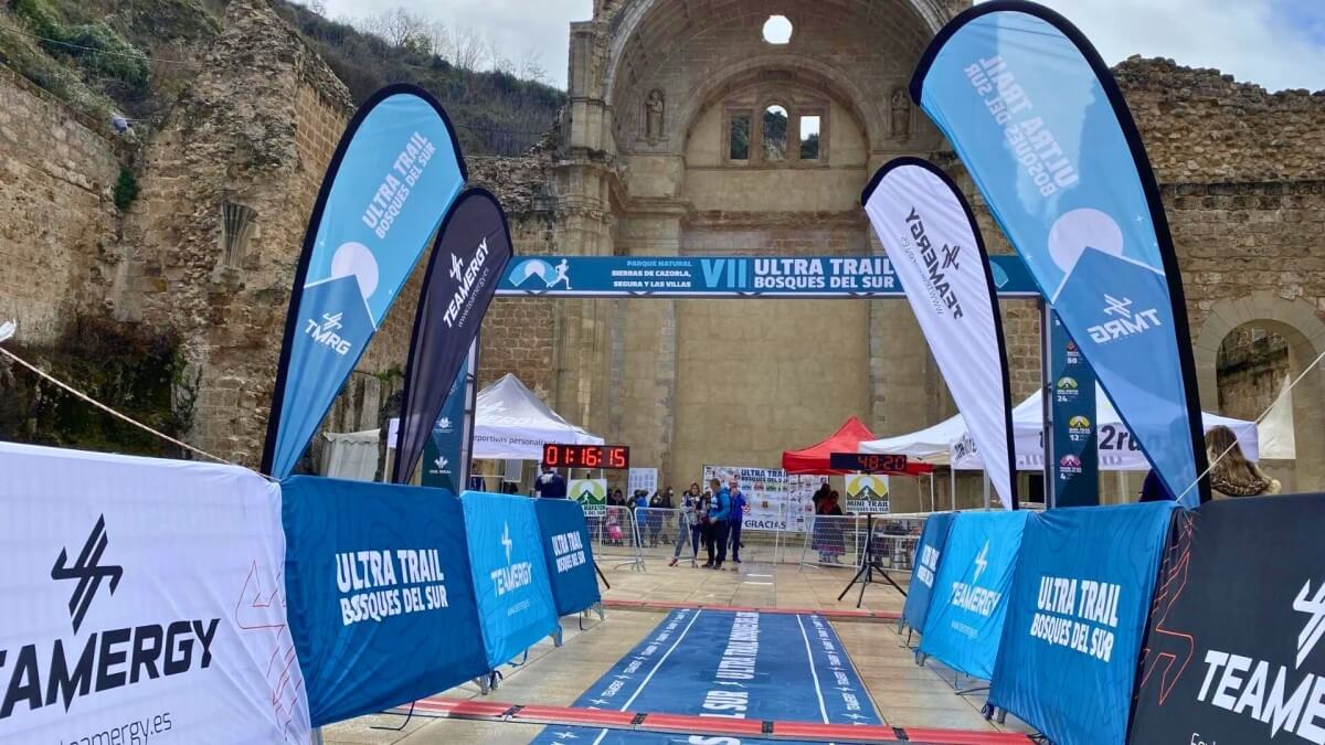 arcos de meta, banderas y cubrevallas personalizados a medida por Teamergy