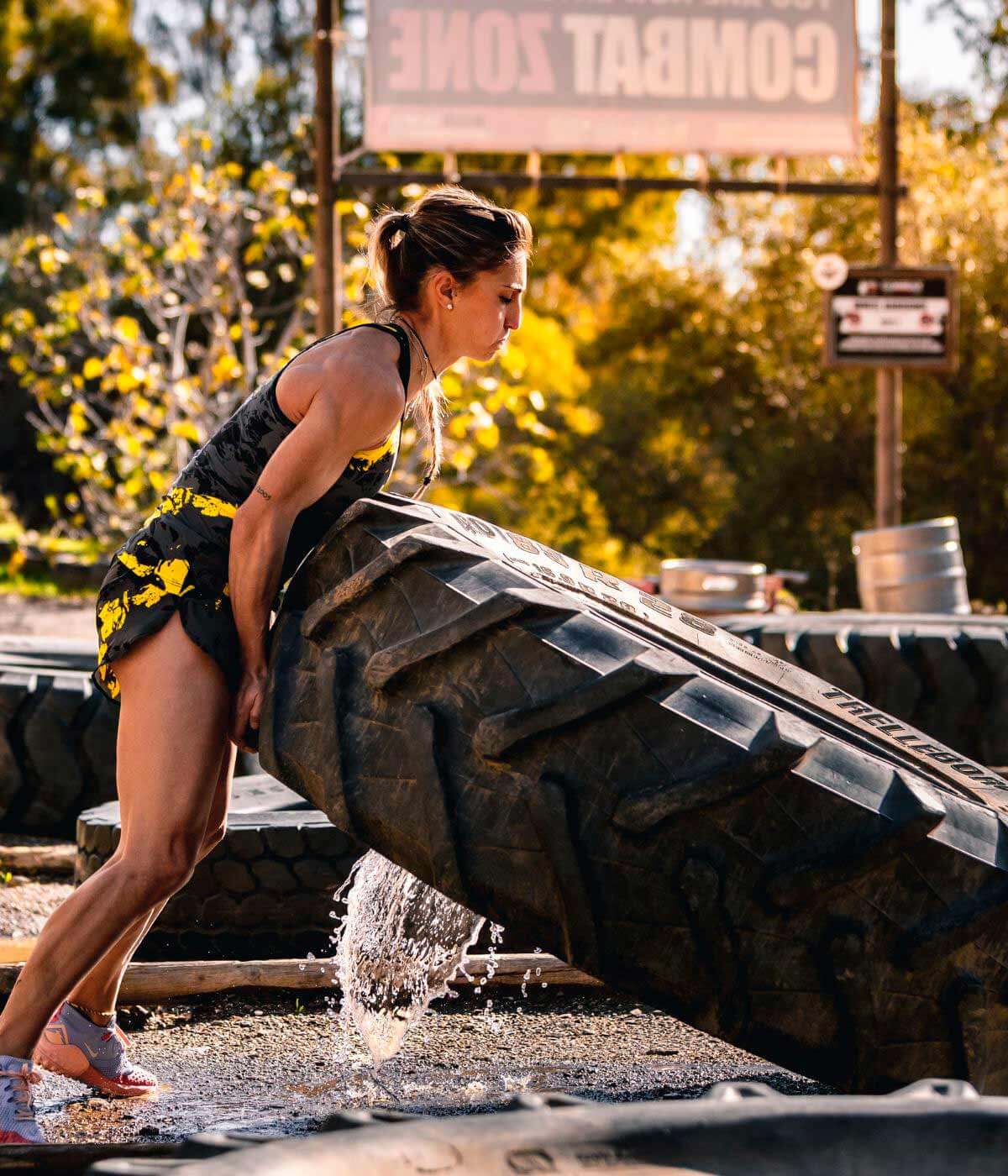 Embajadores Ocr Teamergy superando obstáculos de levantamiento peso rueda