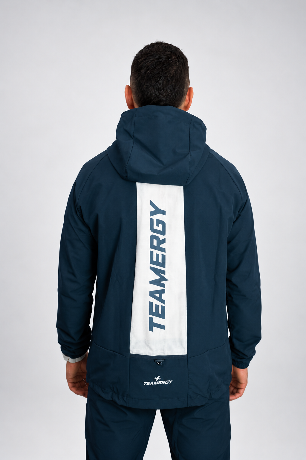 Chándal ORIGEN 01 de Teamergy, hombre, vista de espalda con el logo TEAMERGY