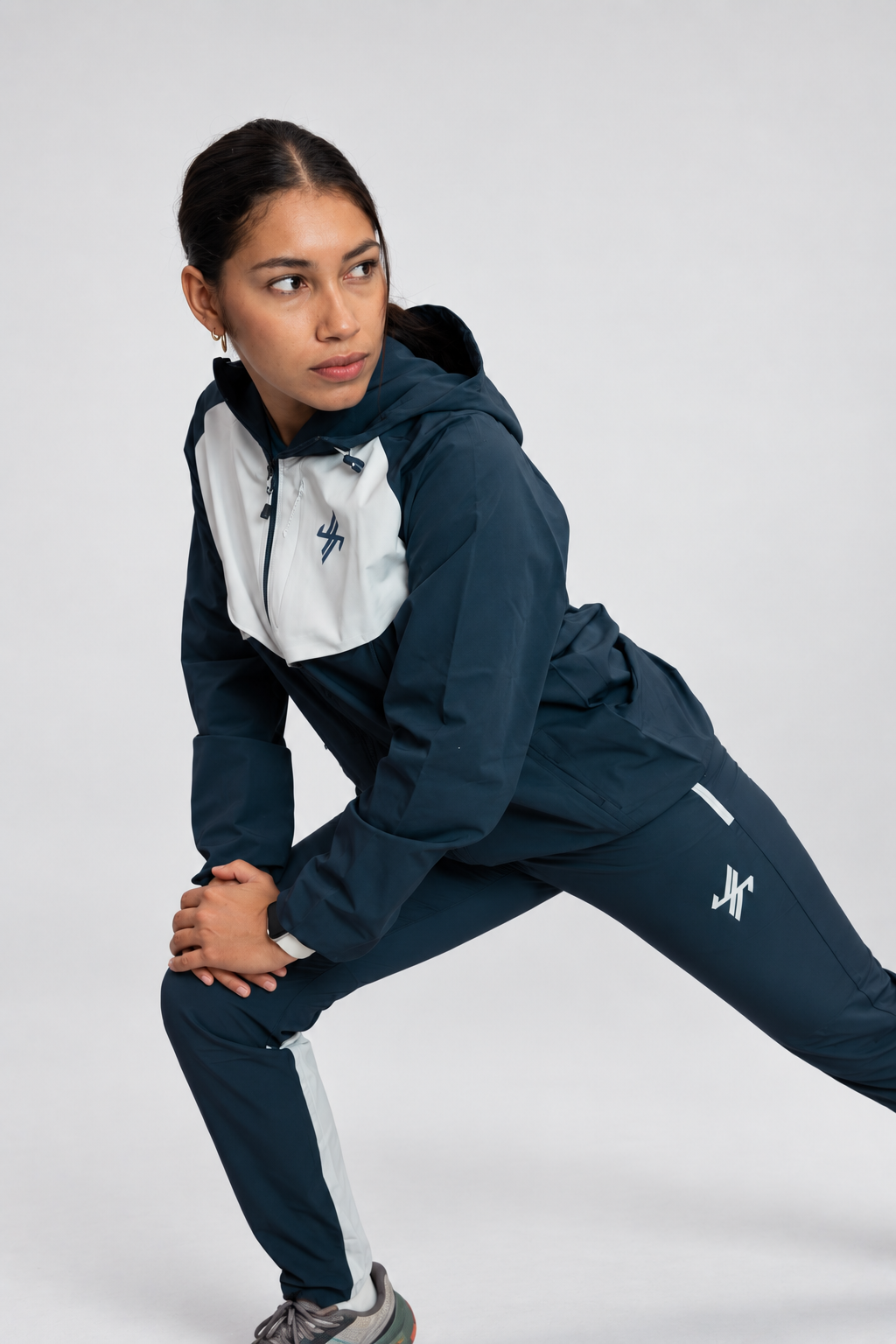 Chándal ORIGEN 01 de Teamergy, mujer estirando, tejido elástico