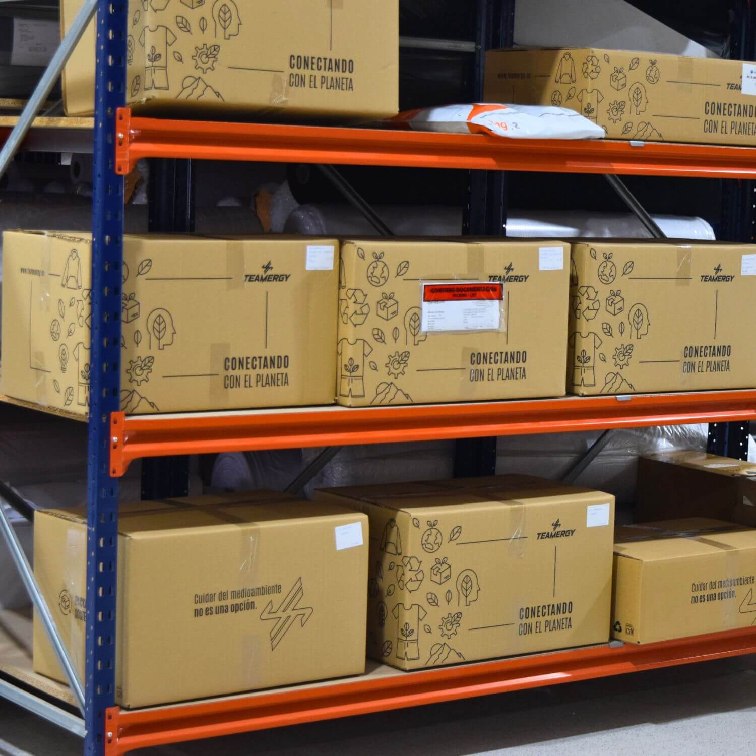 Almacén con cajas de envío Teamergy y packaging sostenible con plazos entrega record
