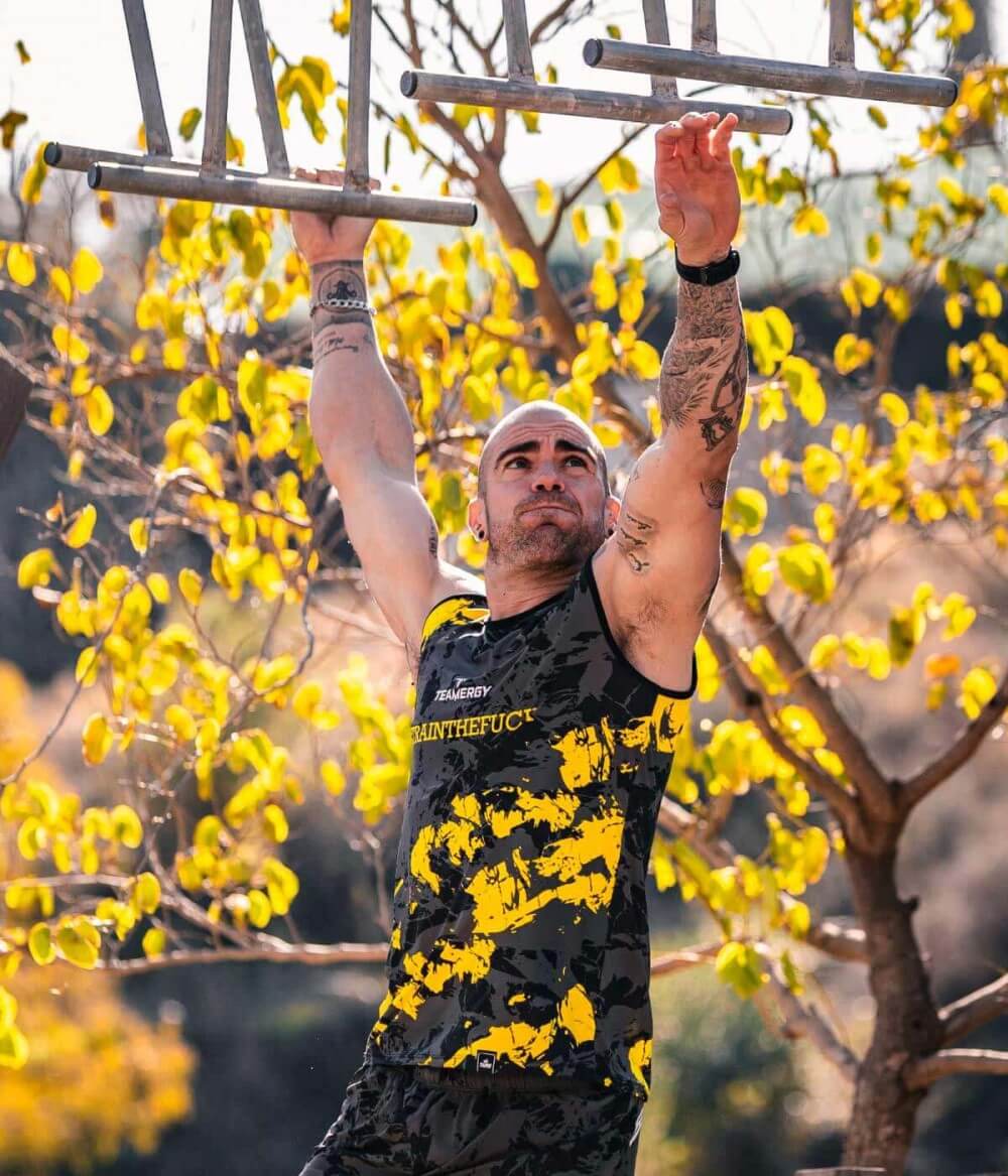 embajadores de OCR pasando obstáculos de suspensión con ropa custom full print