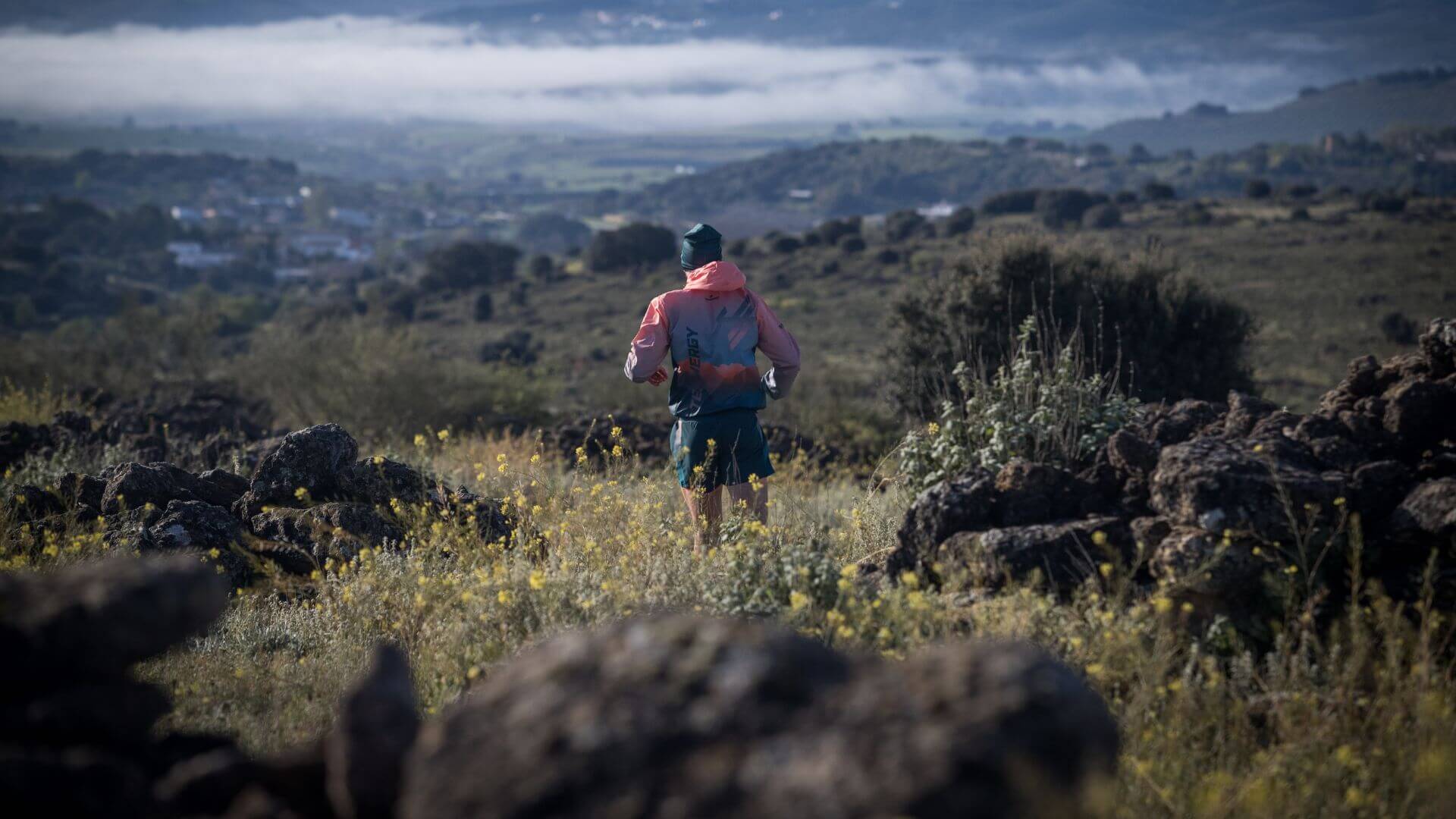 corredor de montaña con cortavientos de trail running personalizado de Teamergy