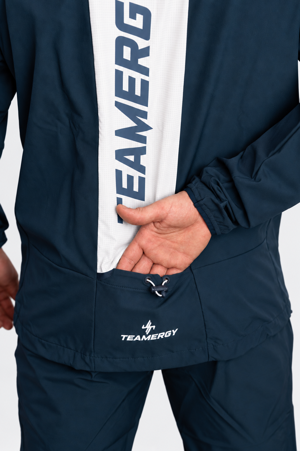 Chándal ORIGEN 01 de Teamergy, detalle del logo en el bajo de la espalda